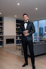 "Amsterdam" Tuxedo Jacket Peak - Tienda"Amsterdam" Tuxedo Jacket PeakXSBlack716252317222TUX-111949TiendaTux - USATUX-111949Tuxedos"Amsterdam" Tuxedo Jacket Peak