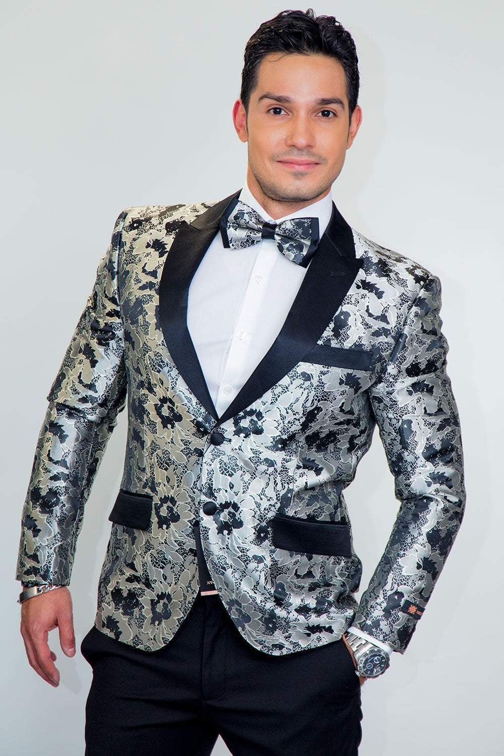 "Amsterdam" Tuxedo Jacket Peak - Tienda"Amsterdam" Tuxedo Jacket PeakXSSilver716252317239TUX-111950TiendaTux - USATUX-111950Tuxedos"Amsterdam" Tuxedo Jacket Peak