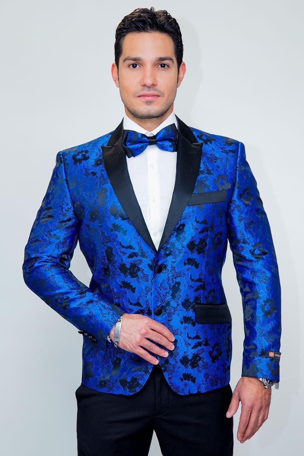 "Amsterdam" Tuxedo Jacket Peak - Tienda"Amsterdam" Tuxedo Jacket PeakXSRoyal Blue716252317253TUX-111952TiendaTux - USATUX-111952Tuxedos"Amsterdam" Tuxedo Jacket Peak