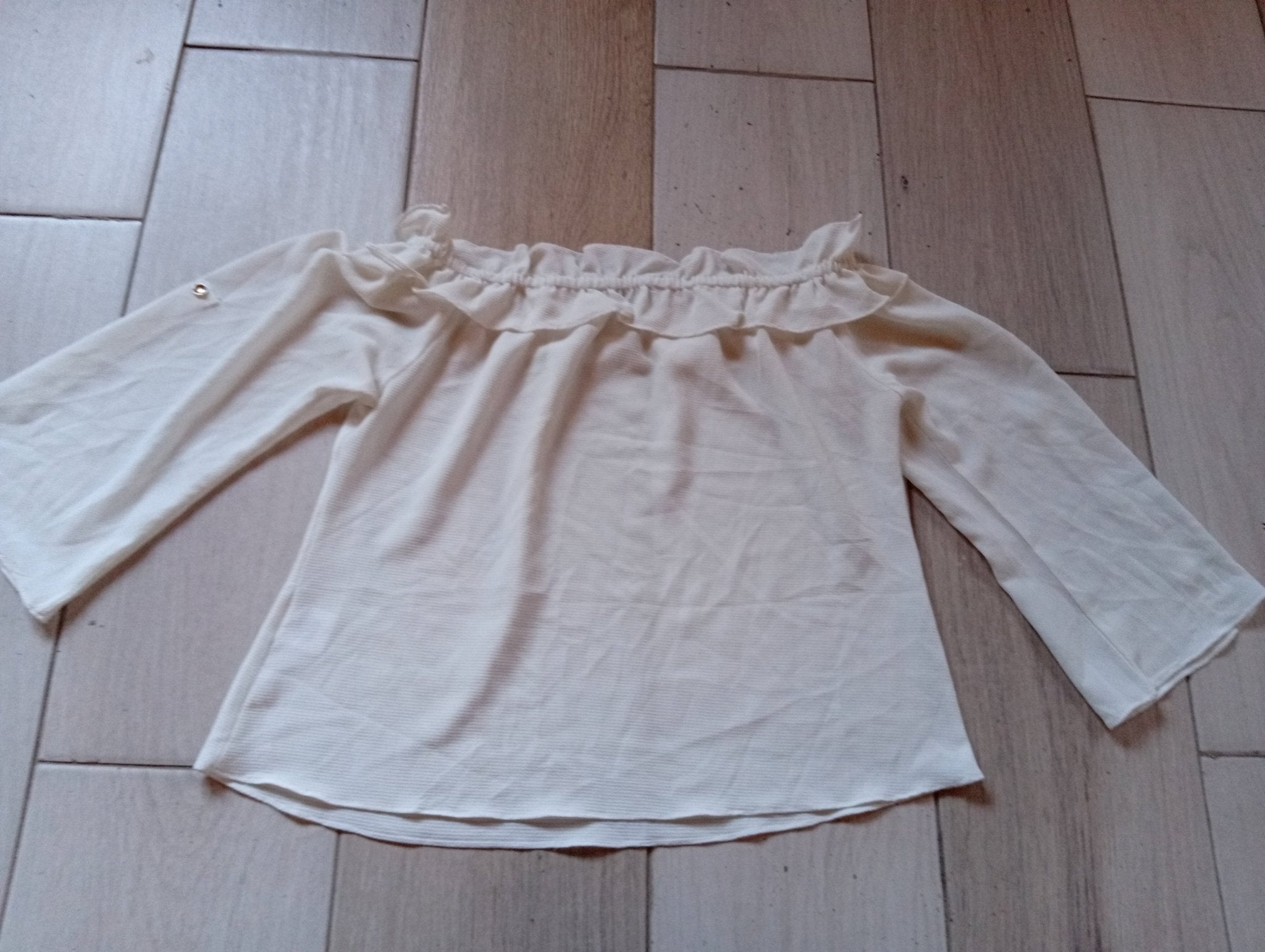 Blusa de mujer blanca con hombros descubiertos y mangas tres cuartos acampanadas. - TiendaBlusa de mujer blanca con hombros descubiertos y mangas tres cuartos acampanadas.BlancoTiendaMi tiendaRopaBlusa de mujer blanca con hombros descubiertos y mangas tres cuartos acampanadas.